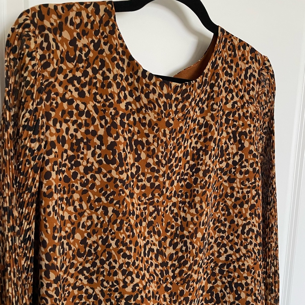 Leopard Print Flowy Blouse w/ Pleated Sleeves (Size L)